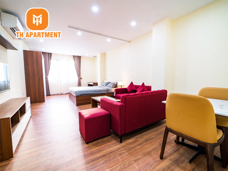 View toàn bộ căn hộ cao cấp rộng 40m2 bao gồm giường ngủ, phòng khách và bàn làm việc.