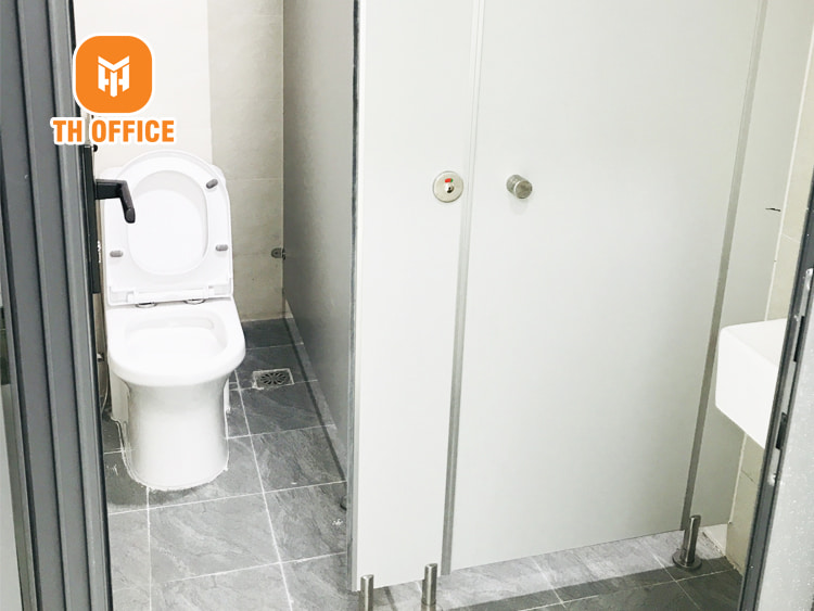 Nhà vệ sinh sạch sẽ, thiết bị hiện đại được trang bị tại tòa nhà TH OFFICE TOWER 15