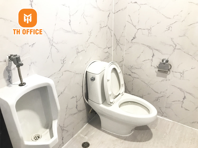Nhà vệ sinh được trang bị thiết bị hiện đại nhất tại Văn phòng đang cho thuê tại tòa nhà TH LAND BUILDING