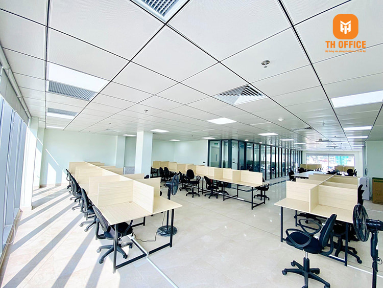 Không gian làm việc có ánh sáng tự nhiên chiếu vào văn phòng qua mặt kính cường lực sang trọng tại tòa nhà cho thuê số 19 Dịch Vọng Hậu